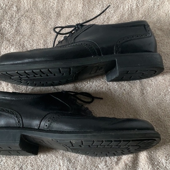 Dockers Black Leather Oxfords with Wingtip Design - Picture 9 of 9